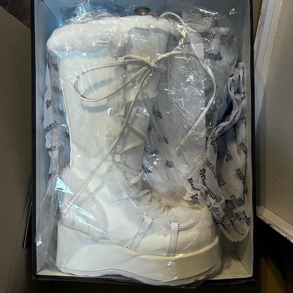 Demonia white fur platform boots ! - Picture 2 of 4